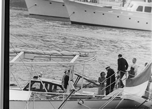 Реколта снимка на Уинстън Чърчил, садящегося в лодката.